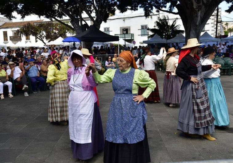 La plaza San Juan acoge el Día de Canarias