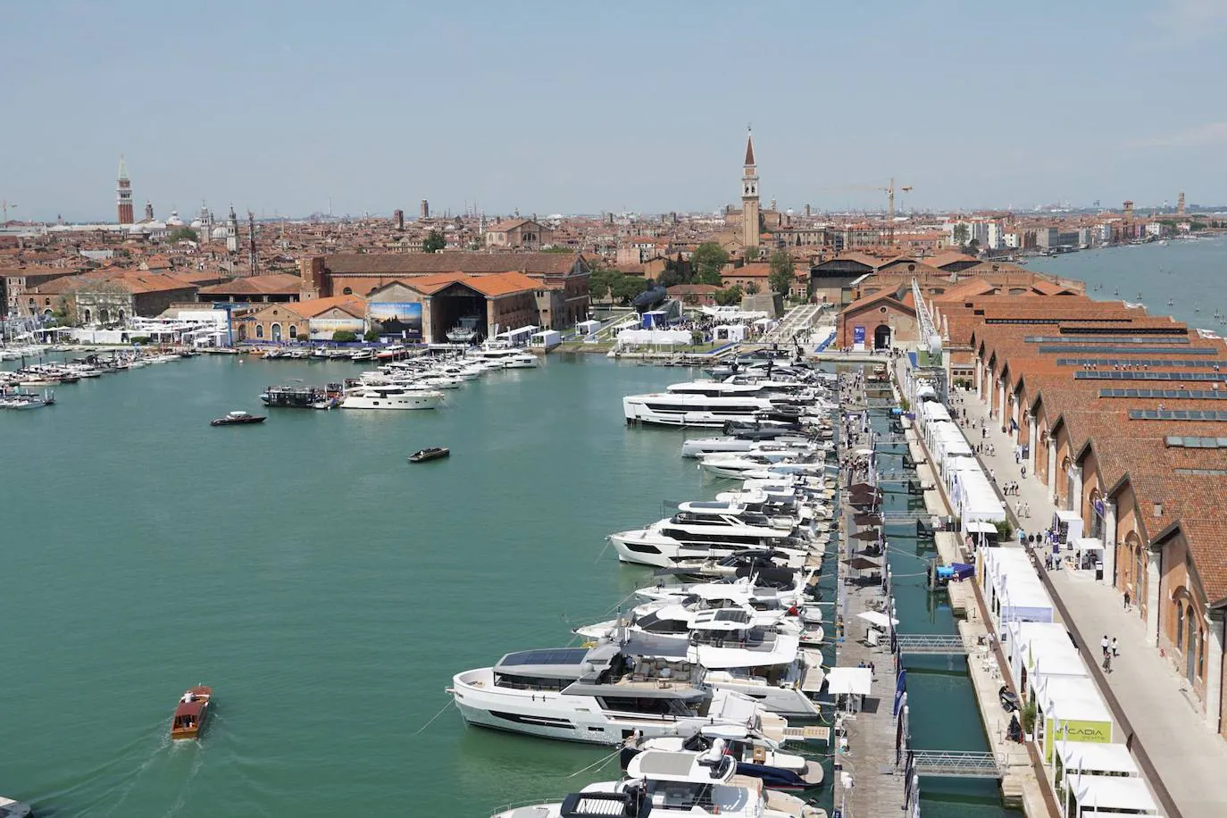 Los barcos anclan en la 'Darsena grande dell'Arsenale' (Gran Muelle del Arsenale) durante el Salón Náutico de Venecia 'Salone Nautico Venezia', en Venecia, Italia. La exposición internacional de construcción naval cuenta con cerca de 220 expositores y 300 embarcaciones.