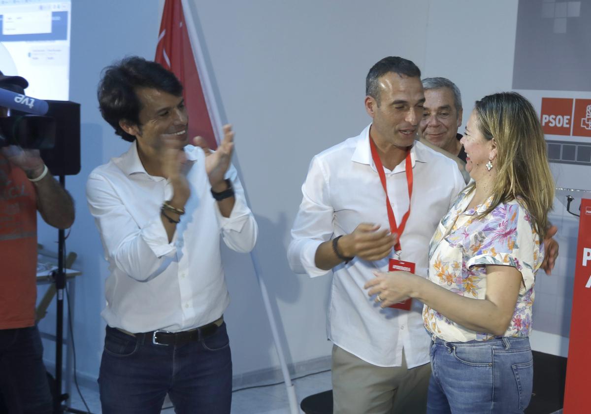 Marcos Bergaz, Alfredo Villalba y María Dolores Corujo, en la noche electoral.