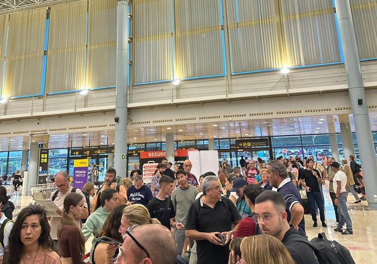 Decenas de grancanarios se quedan atrapados en el aeropuerto de Asturias