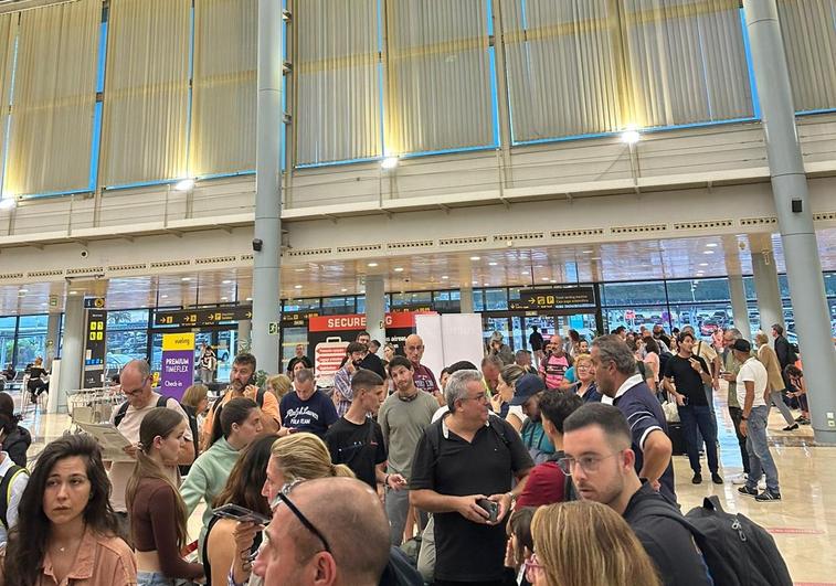 Decenas de grancanarios se quedan atrapados en el aeropuerto de Asturias