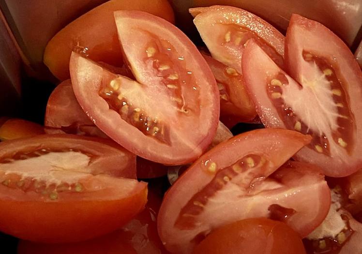 Incroporamos los tomates en primer lugar