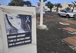 Cartel en repulsa por la muerte de Romina Celeste Núñez, en Costa Teguise.