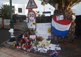 Imagen de archivo de velas y flores a las puertas del domicio de Romina Celeste en Teguise, Lanzarote.