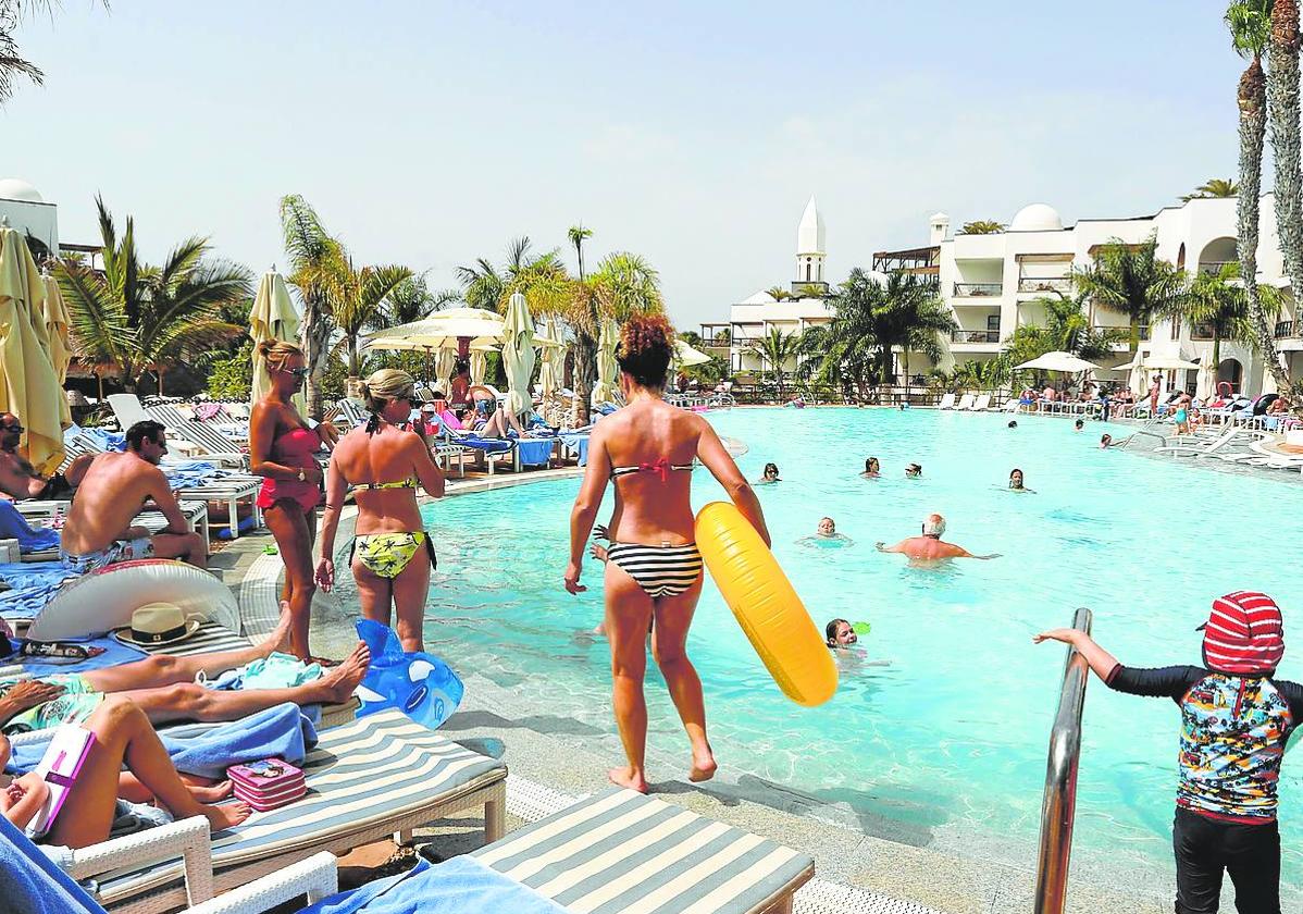 Imagen de turistas en un hotel de Playa Blanca de Lanzarote.