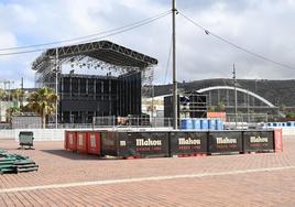 Montaje del escenario en la tarde de este viernes, en la plaza de la Música.