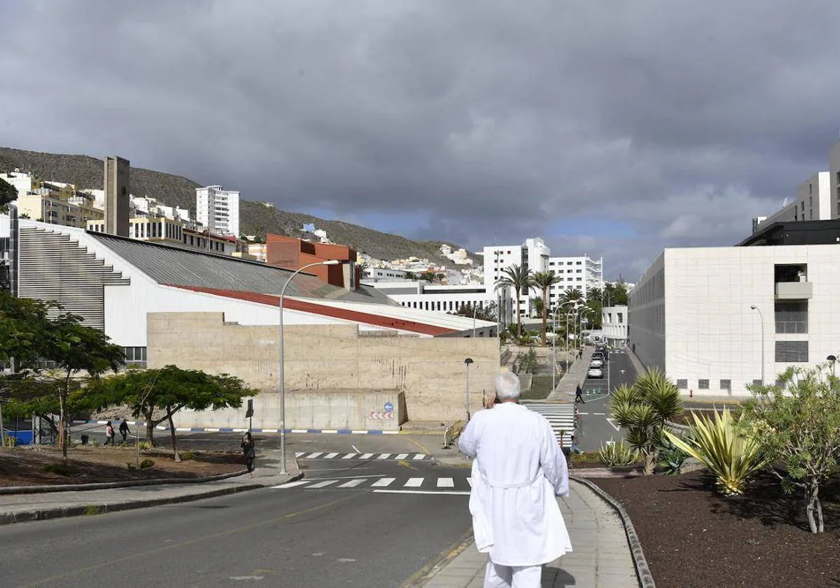 A la izquierda, el viejo edificio del CULP en la tarsera del hospital Insular.