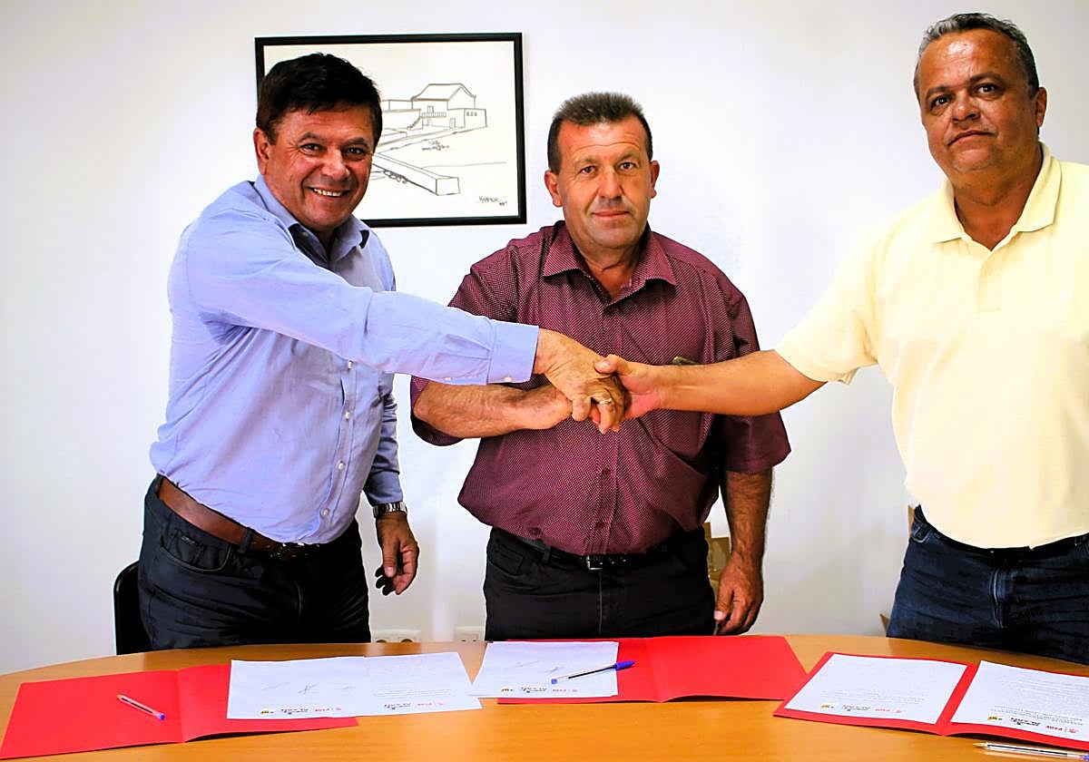 Pedro Armas, presidente de AMF, el alcalde Matías Peña (AlxAnt) y José Cabrera (PSOE), en la firma del acuerdo de gobierno en Antigua.