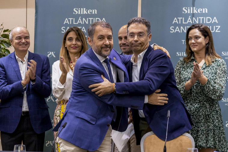 José Manuel Bermúdez y Carlos Taife (PP), tras la firma del acuerdo conformado este sábado.