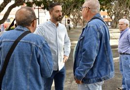 Juan Antonio Peña, ganador de las elecciones con Ciuca en Telde, hablando con varios vecinos en la plaza de Franchy Roca.