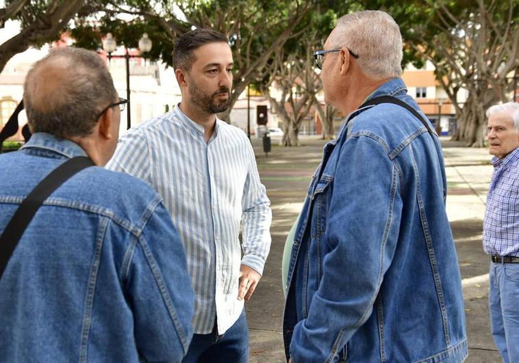 Juan Antonio Peña, ganador de las elecciones con Ciuca en Telde, hablando con varios vecinos en la plaza de Franchy Roca.