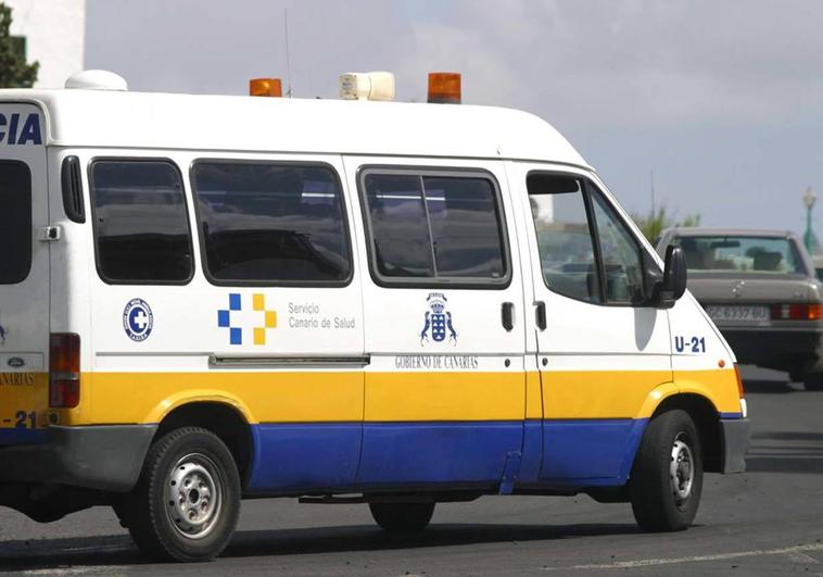 Imagen de archivo de una ambulancia del SUC en Lanzarote.