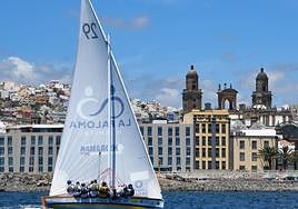 El Hospital La Paloma, durante su recorrido por la bahía capitalina.