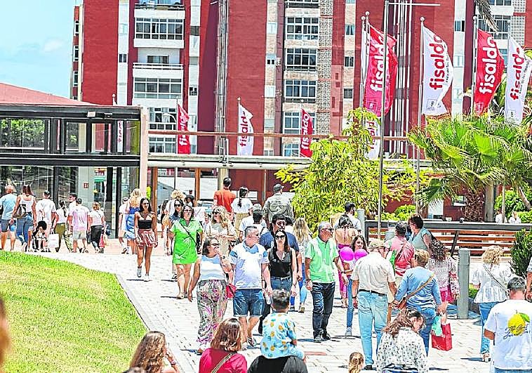 Las ventas a precio de saldo se vieron complementadas con oferta gastronómica, música, ocio y moda.