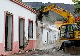 Momento en que el tractor empieza a demoler la fachada del antiguo colegio de Santa Lucía.