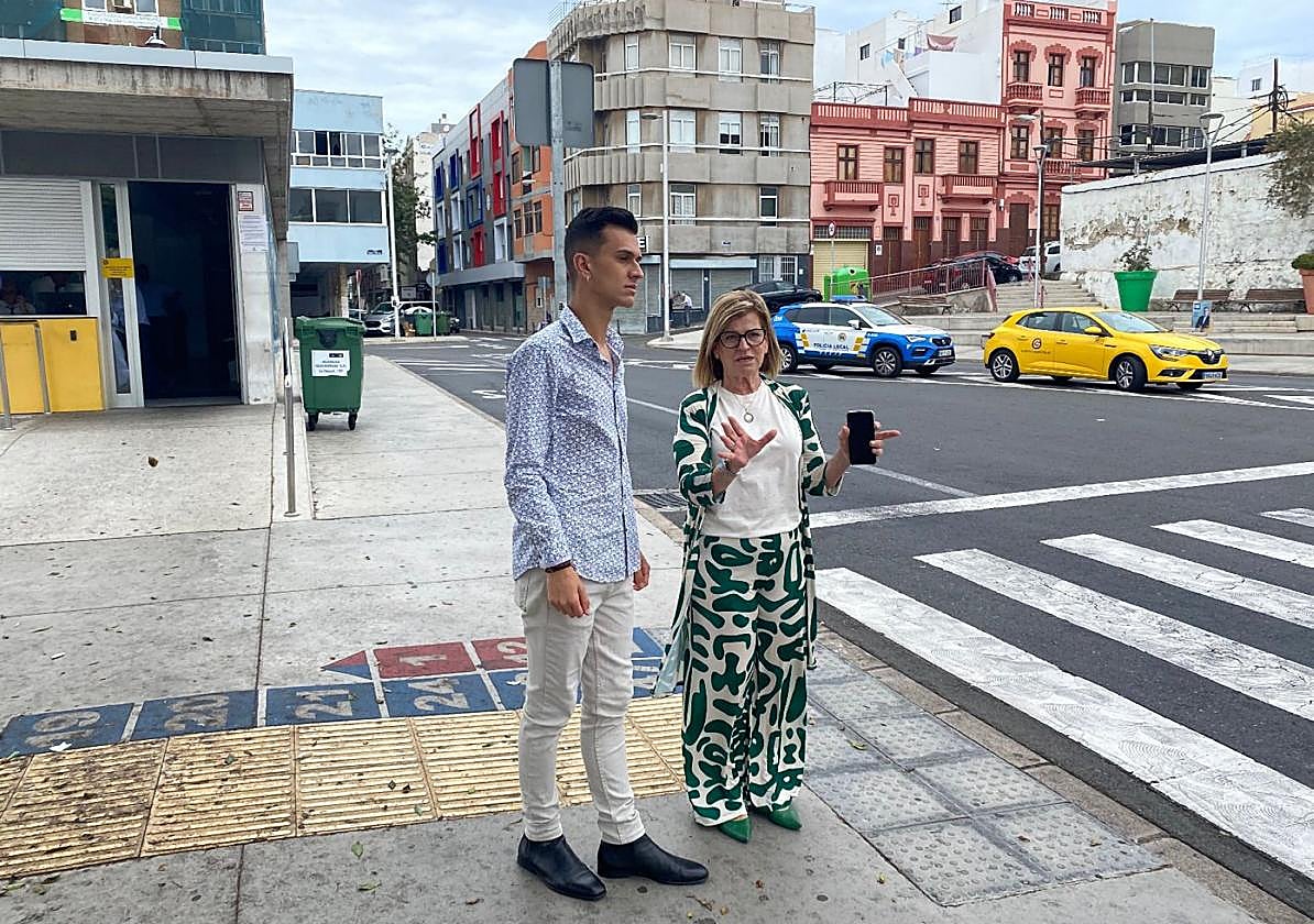 El presidente de la comisión de fiestas, Alexander Arce, y la concejala y pregonera Inmaculada Medina, este lunes en Manuel Becerra.