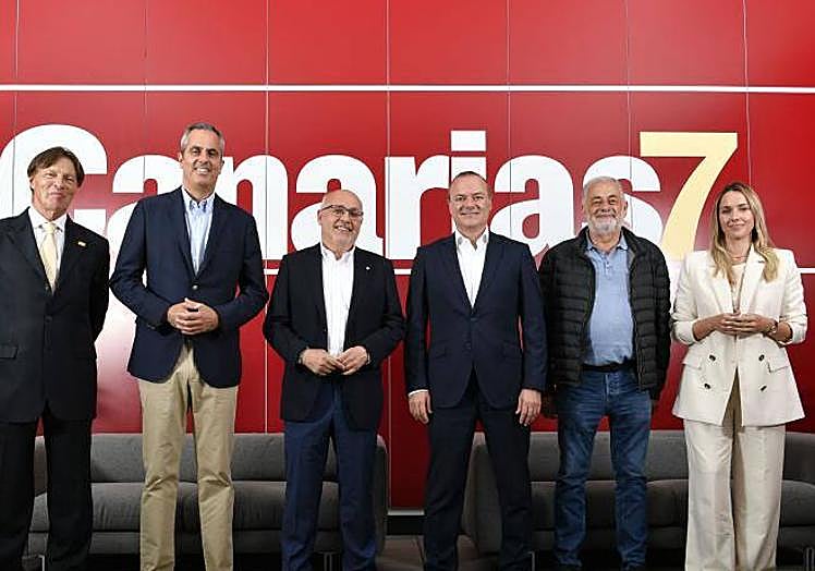 Morales e Hidalgo, tercero y cuarto desde la izquierda, entre otros candidatos al Cabildo.