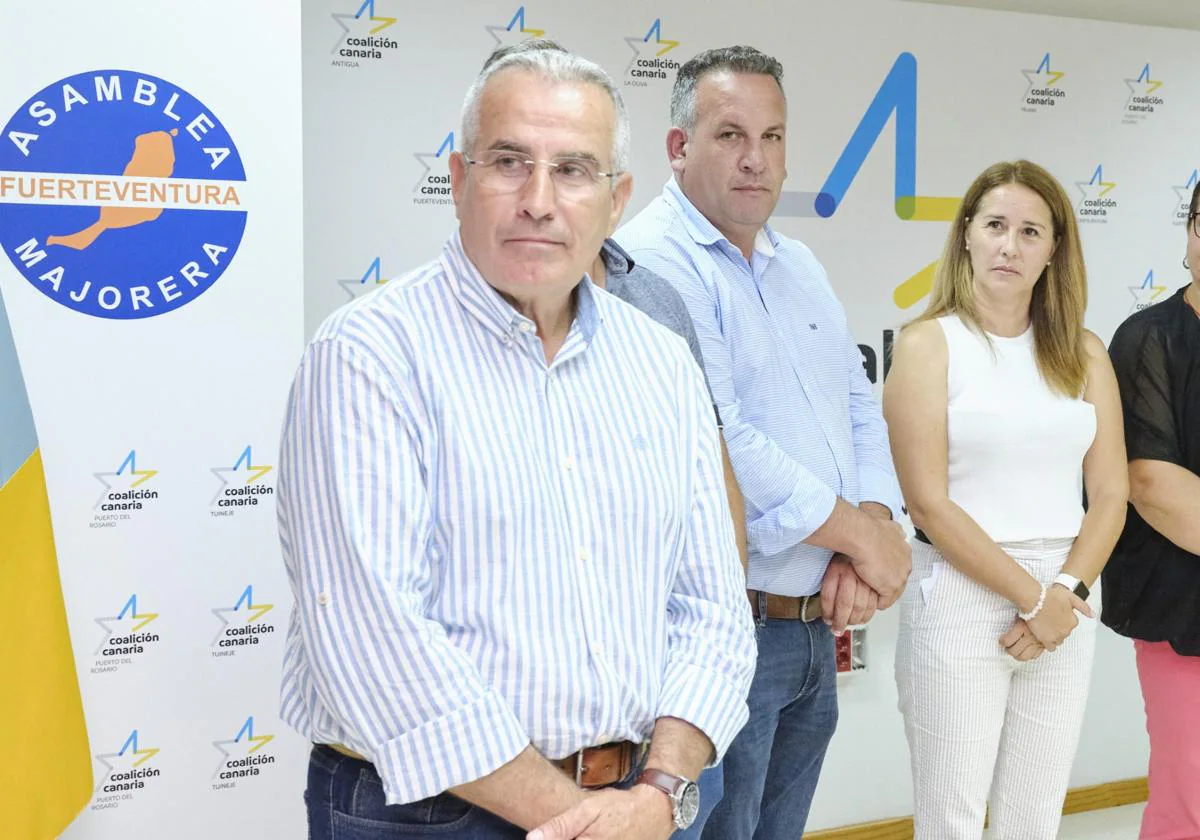 Mario Cabrera, secretario insular de CC, Alexis Alonso (número 1 al Ayuntamiento de Pájara) y Lola García, presidenta electa.