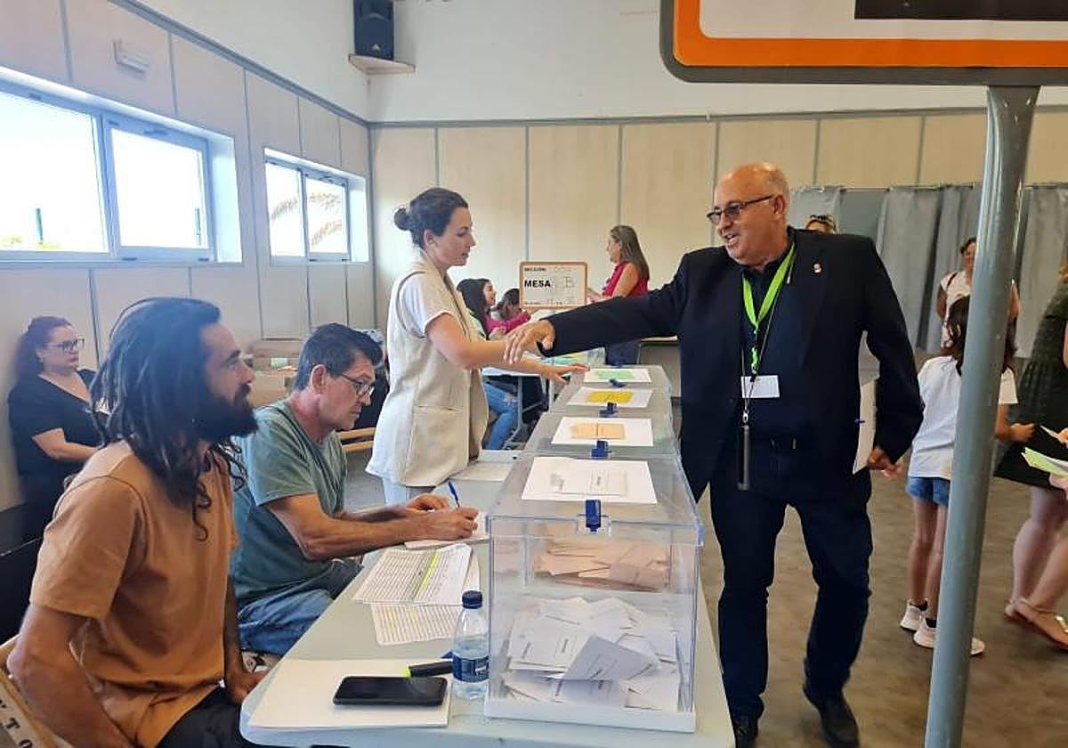 Fernando Jiménez, edil de NC en Teguise, saludando a integrantes de una mesa electoral el 28-M.