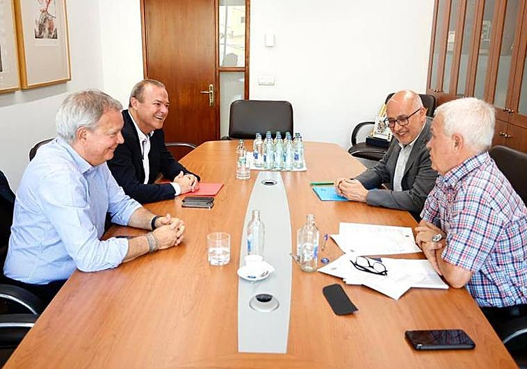 La negociación formal entre PSOE y NC para compartir el Gobierno insular arrancó este martes.