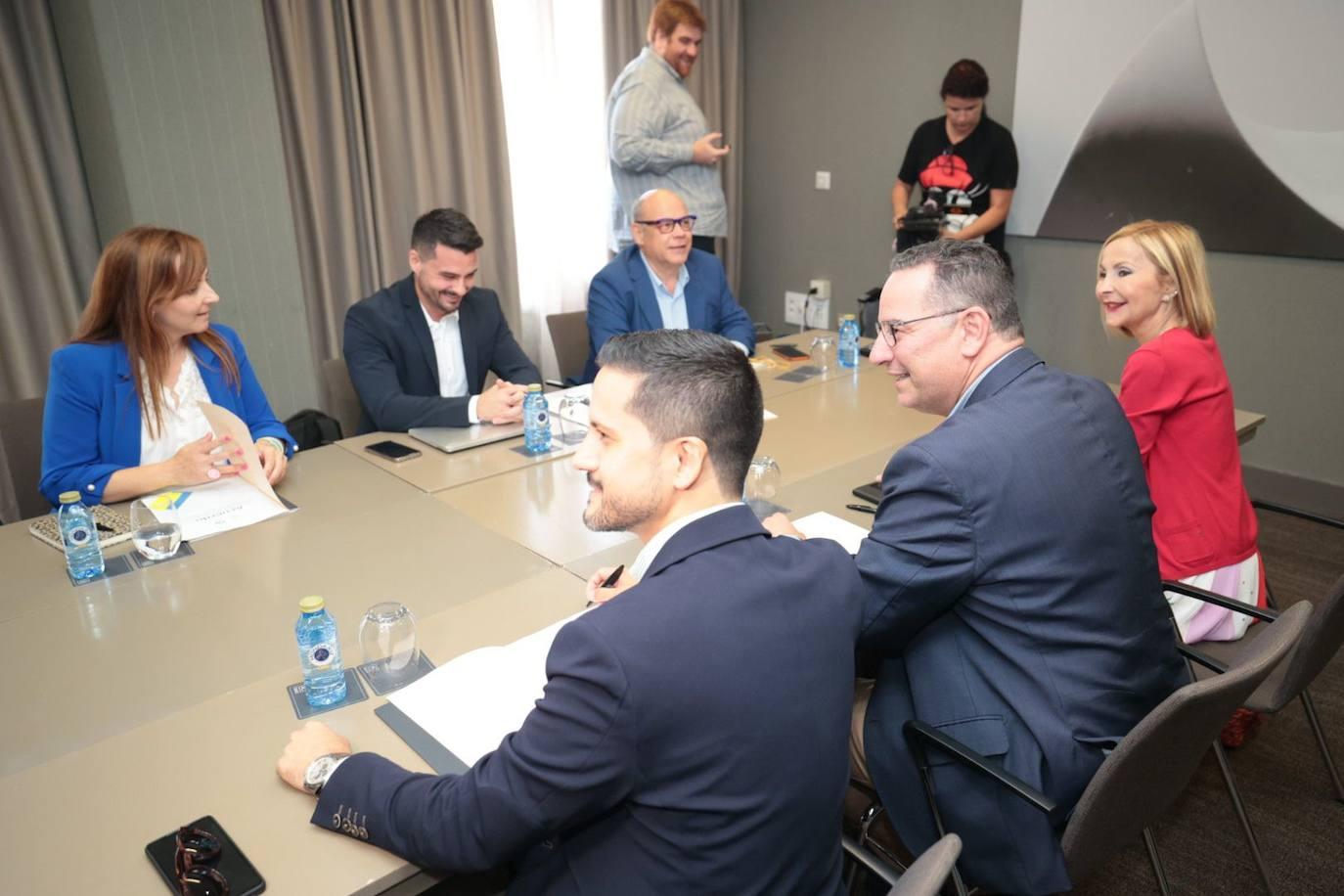 La reunión de CC y PP para sellar un pacto de Gobierno en Canarias, en imágenes