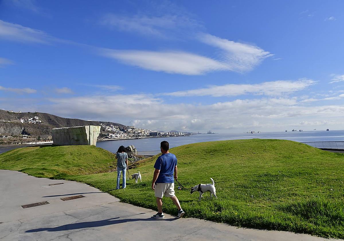 Varias personas pasean por La Laja, en la capital grancanaria.