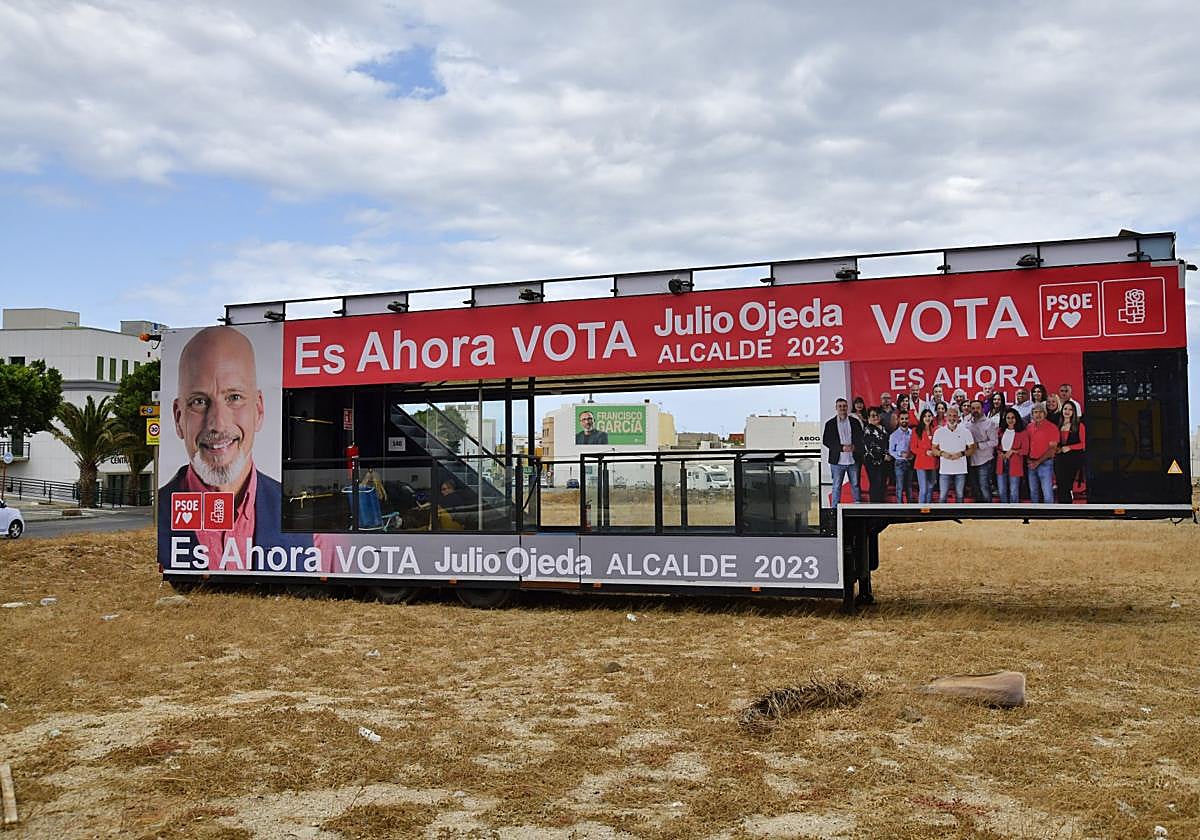 Propaganda del PSOE y, al fondo, de NC, en Vecindario.