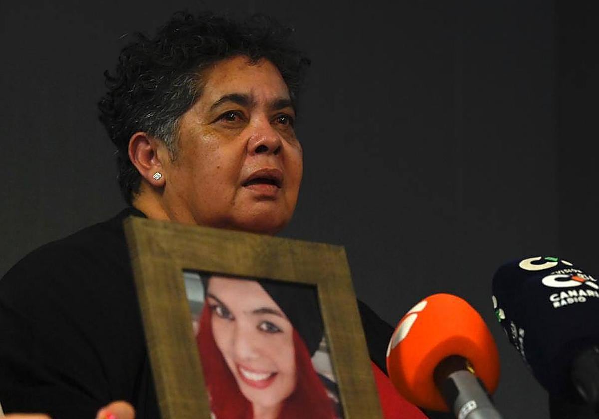 En la imagen, la madre de Romina Celeste junto a una foto de su difunta hija.