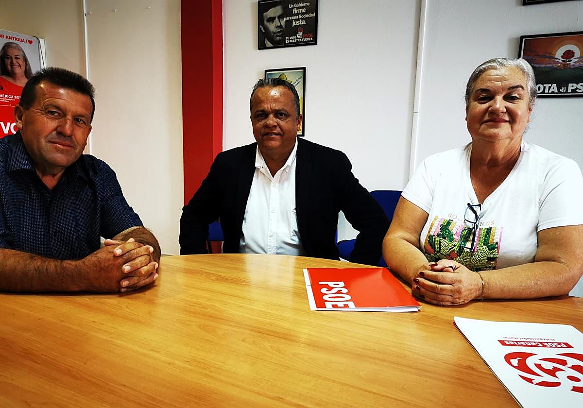 El alcalde electo Matías Peña (AlxAnt), José Cabrera (PSOE) y la edil América Soto (PSOE).