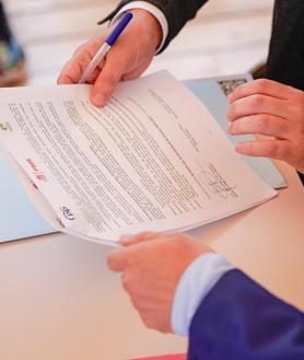 Imagen secundaria 2 - Firma del pacto en la mañana de este jueves.