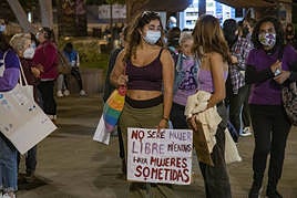 Una joven sostiene un cartel en la manifestación del 25N.