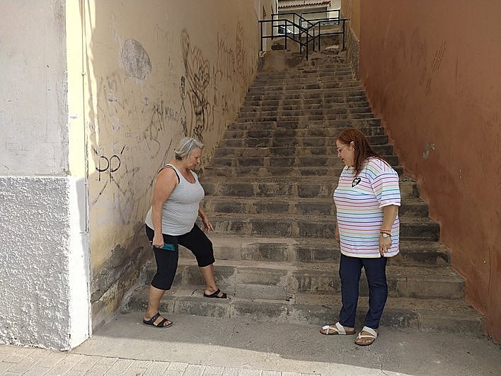 Delia y Maribel junto a la escalera.