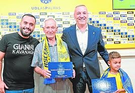 Miguel Ángel Ramírez posa con dos abonados que asistieron a todos los partidos de la temporada.