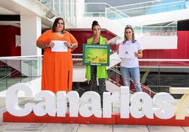 Karina Bethencourt Nuez (i) y Sara Nuez Rodríguez (d) recogen su premio de manos de Carmen Padrón (c), del departamento de Eventos de CANARIAS7.