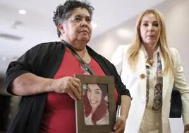 La madre de la joven paraguaya Romina Celeste Núñez, Miriam Rodríguez, cacompañada de la abogada, Emilia Zaballos.