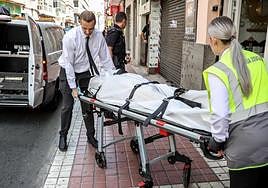 Levantamiento de cadáver de la mujer hallada muerta en la calle Tomás Miller.