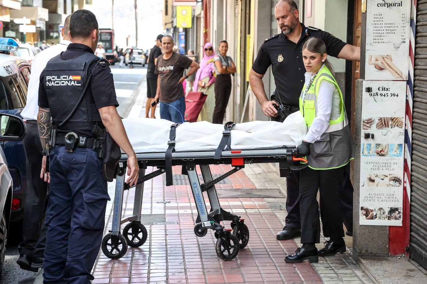 Levantan el cadáver de la mujer hallada muerta en una vivienda de Las Canteras