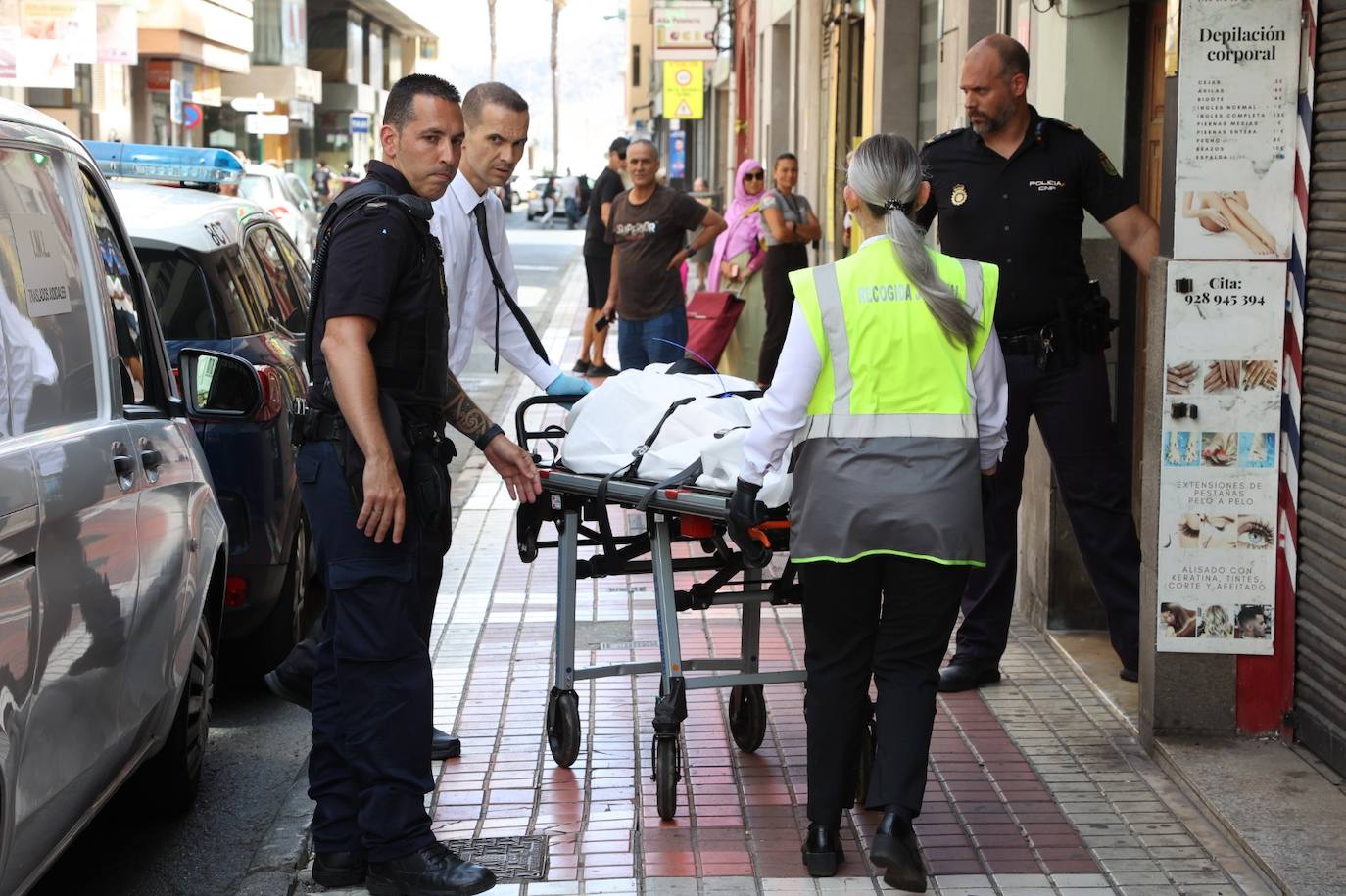 Levantan el cadáver de la mujer hallada muerta en una vivienda de Las Canteras