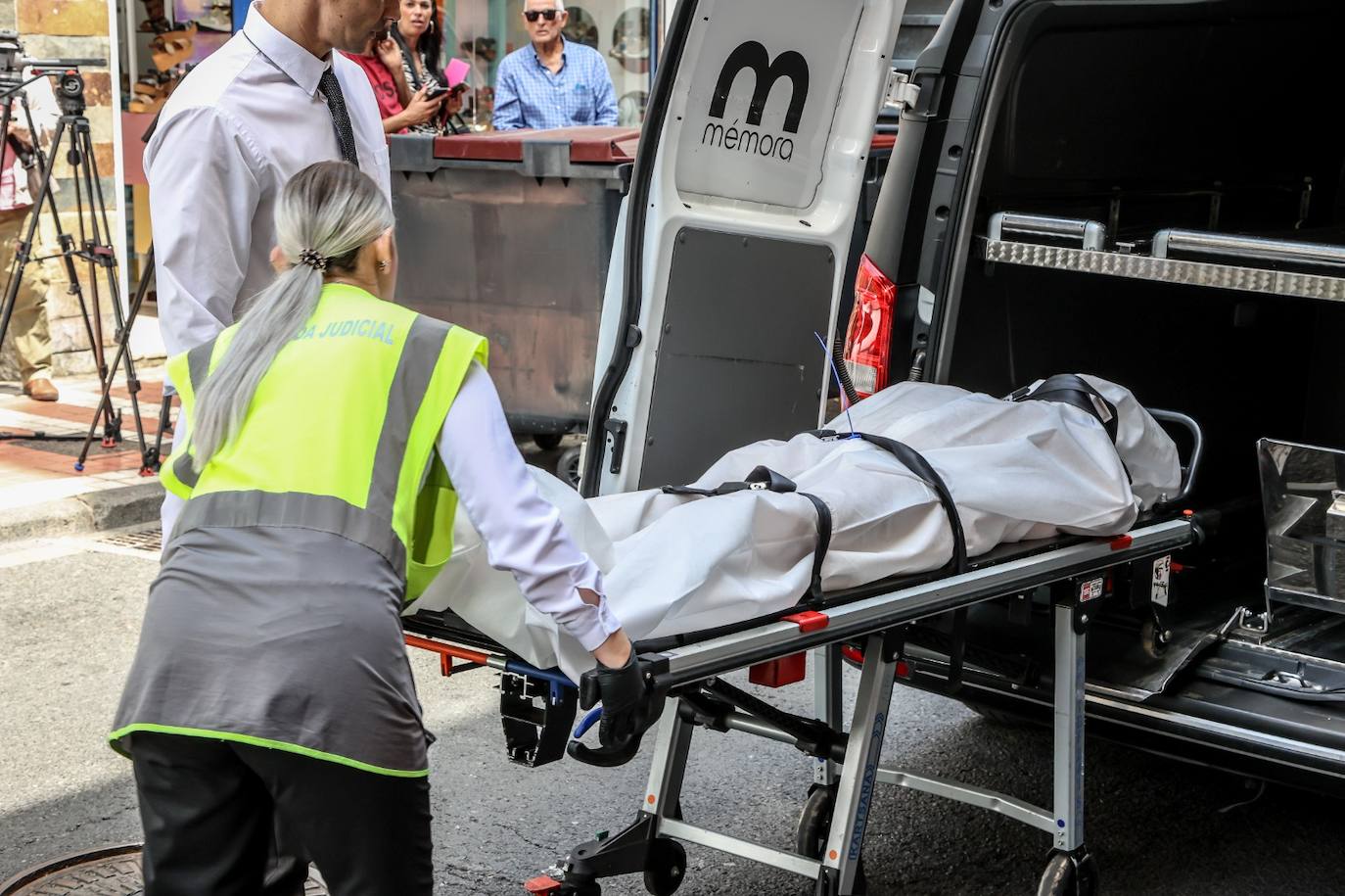 Levantan el cadáver de la mujer hallada muerta en una vivienda de Las Canteras