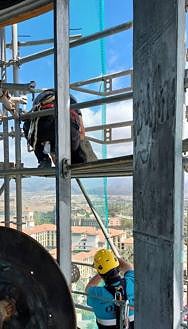 Imagen secundaria 2 - Ar< riba, la cúpula, sin sus planchasFoto cedida por Mediterráneo. Sus operarios trabajan 'in situ', en el faro. Debajo, vista de la estructura exterior colocada para que trabajen los operarios. Y, al lado, los técnicos, en plena faena, en lo alto de la torre. 