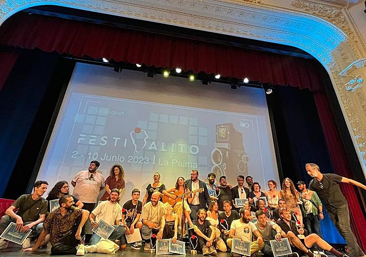 Foto de familia de los galardonados.