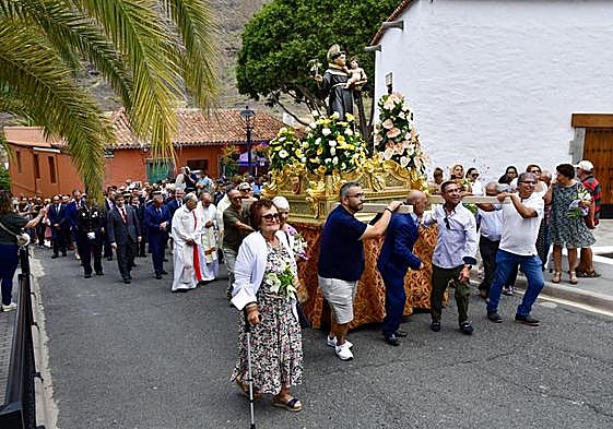 El trono de San Antonio supera una cuesta. Detrás, las autoridades.