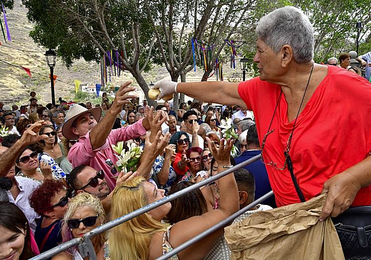 Momento del reparto de los panes, una vez bendecidos.