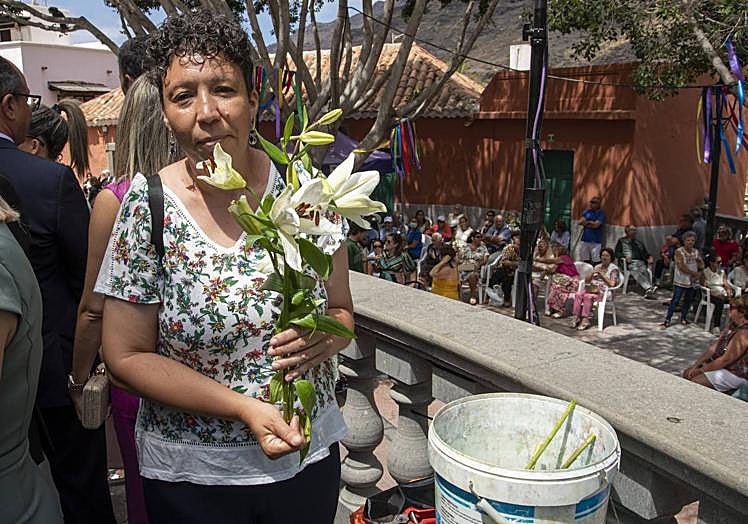 Leticia Hernández, con el único lirio que le quedó, el que se reservó para ella.