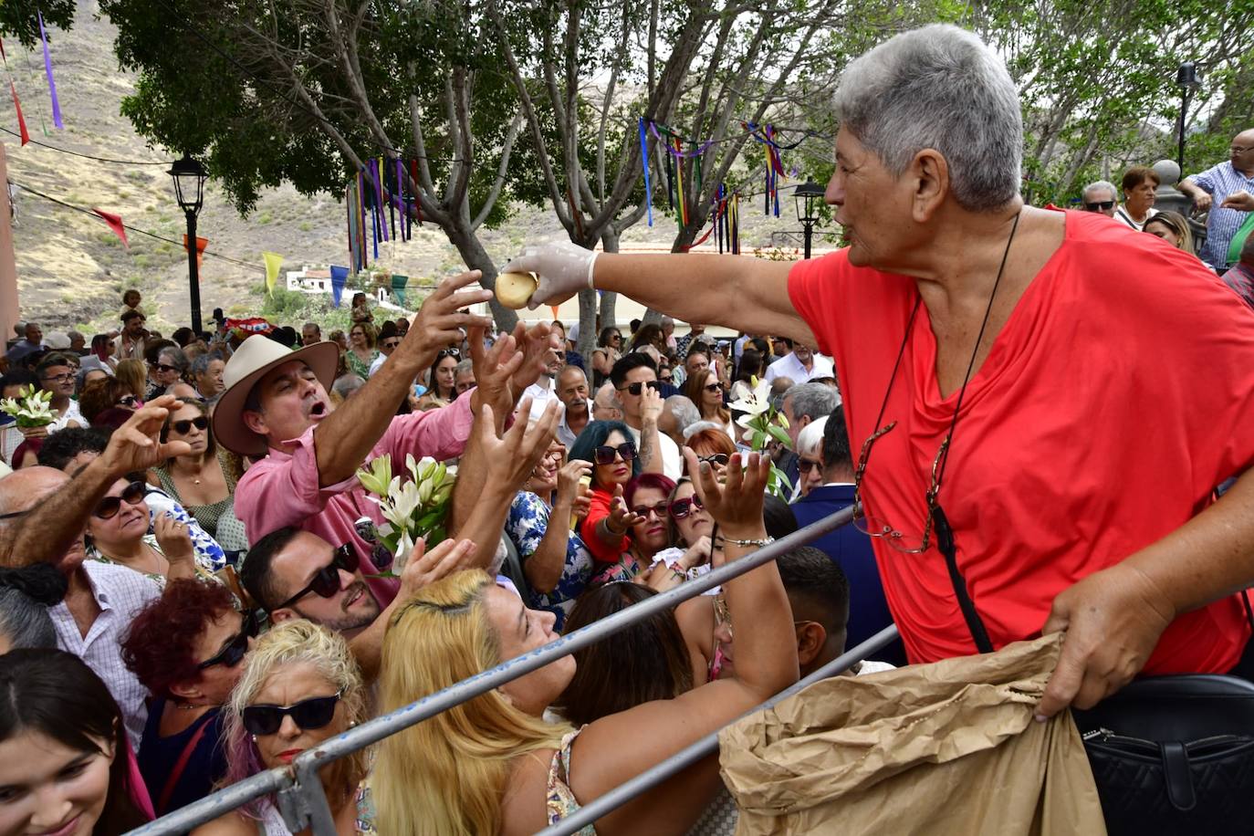Más políticos que santos en la procesión de San Antonio el Chico en Mogán