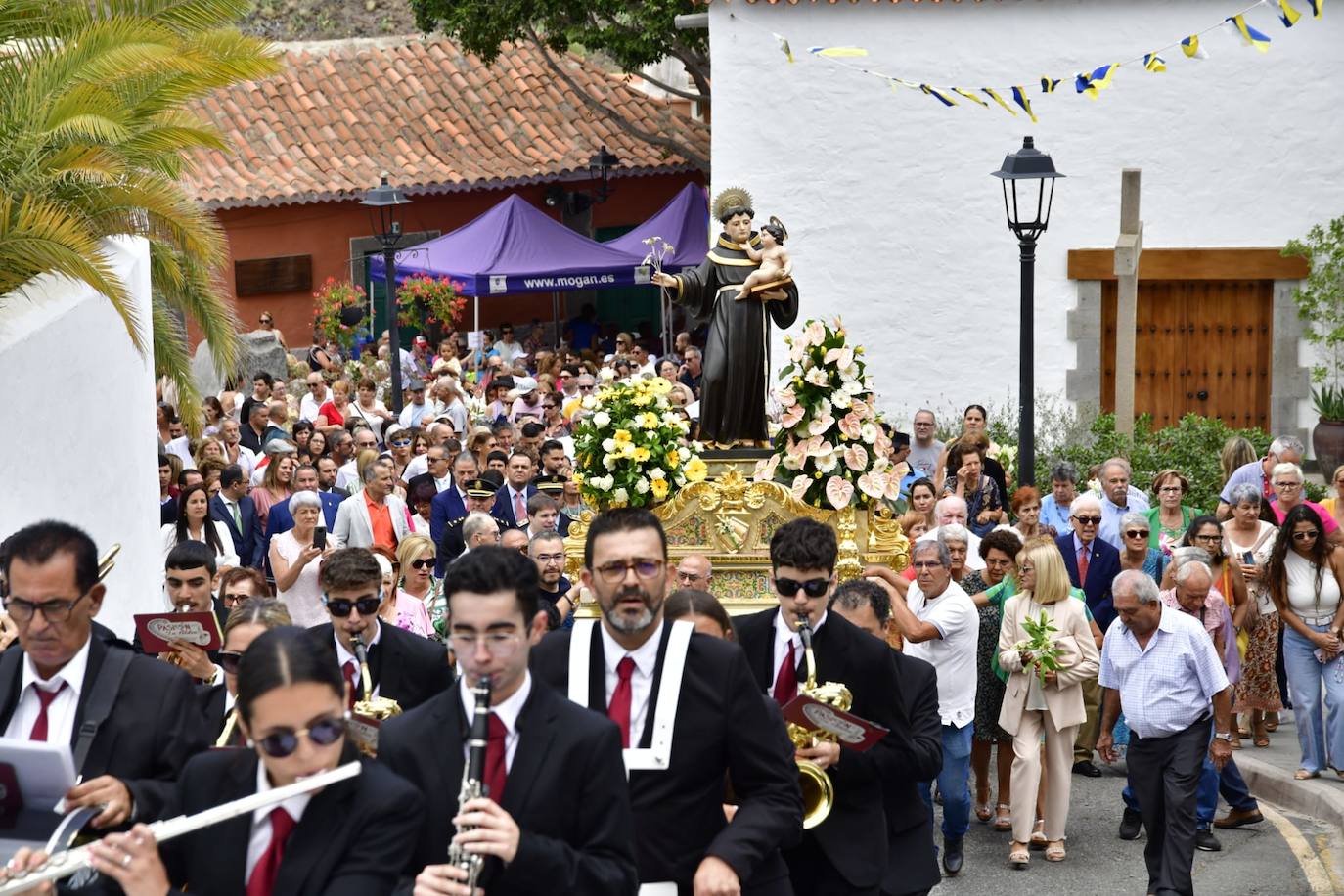 Más políticos que santos en la procesión de San Antonio el Chico en Mogán