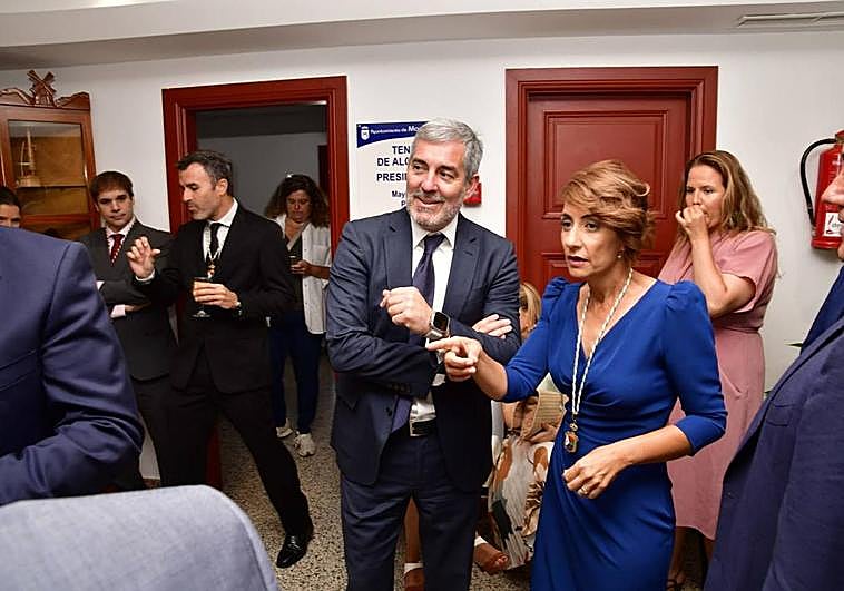 Fernando Clavijo, junto a Onalia Bueno, en su visita a Mogán.