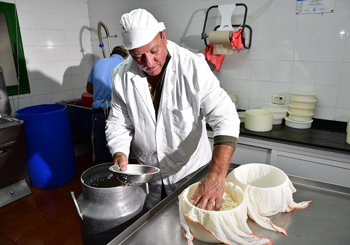 El cortijo de Caideros ensaya un queso de cuajo con fermentos naturales de la leche cruda de oveja
