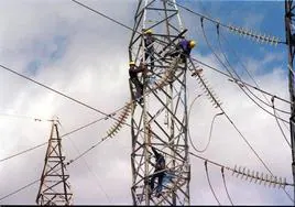 Imagen de archivo de trabajadores en una torreta eléctrica de alta tensión.