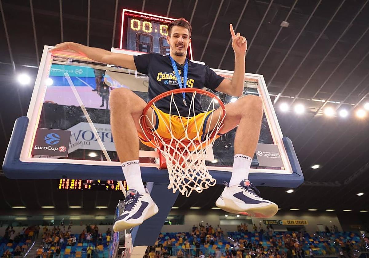 Nicolás Brussino celebra el título de la EuroCup